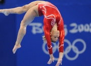 九游娱乐官方网站-勒沃库森收割委内瑞拉新星，特奥在F1年度争冠中接管比赛，双线战场上的战术大师