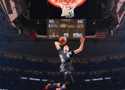 九游娱乐网站-欧冠淘汰赛之夜，利拉德点燃赛场，当篮球巨星跨界演绎绿茵激情