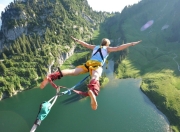 九游体育直播-蛰伏后的致命一击，哈登关键时刻挺身，黄蜂生死战力克山西