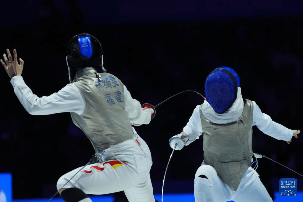 阿根廷女子击剑选手荣膺冠军，兴奋无限