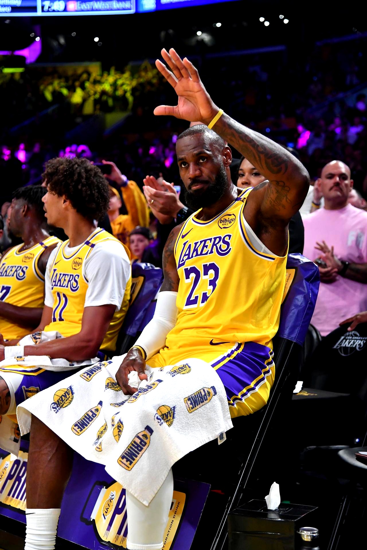 湖人队大获全胜，赛季开门红