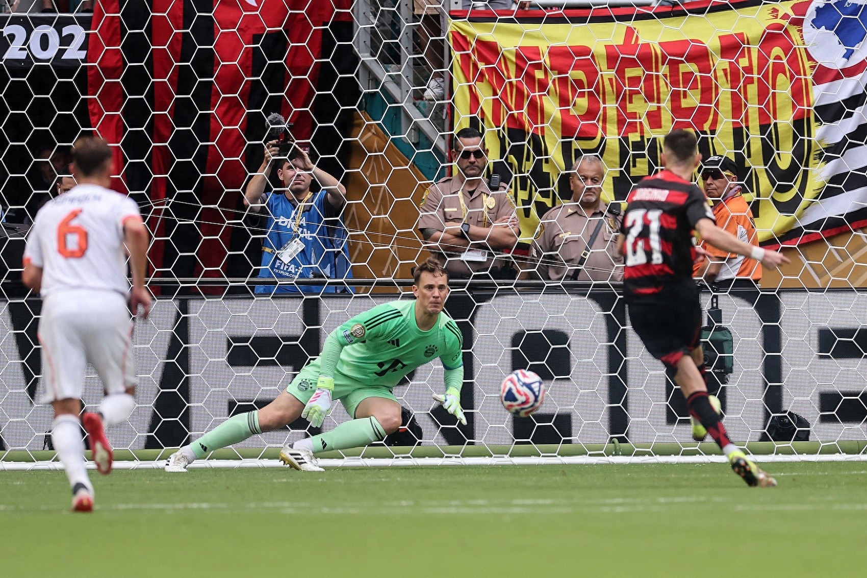 乌迪内斯门将扑出点球，帮助球队稳定在中游位置的简单介绍