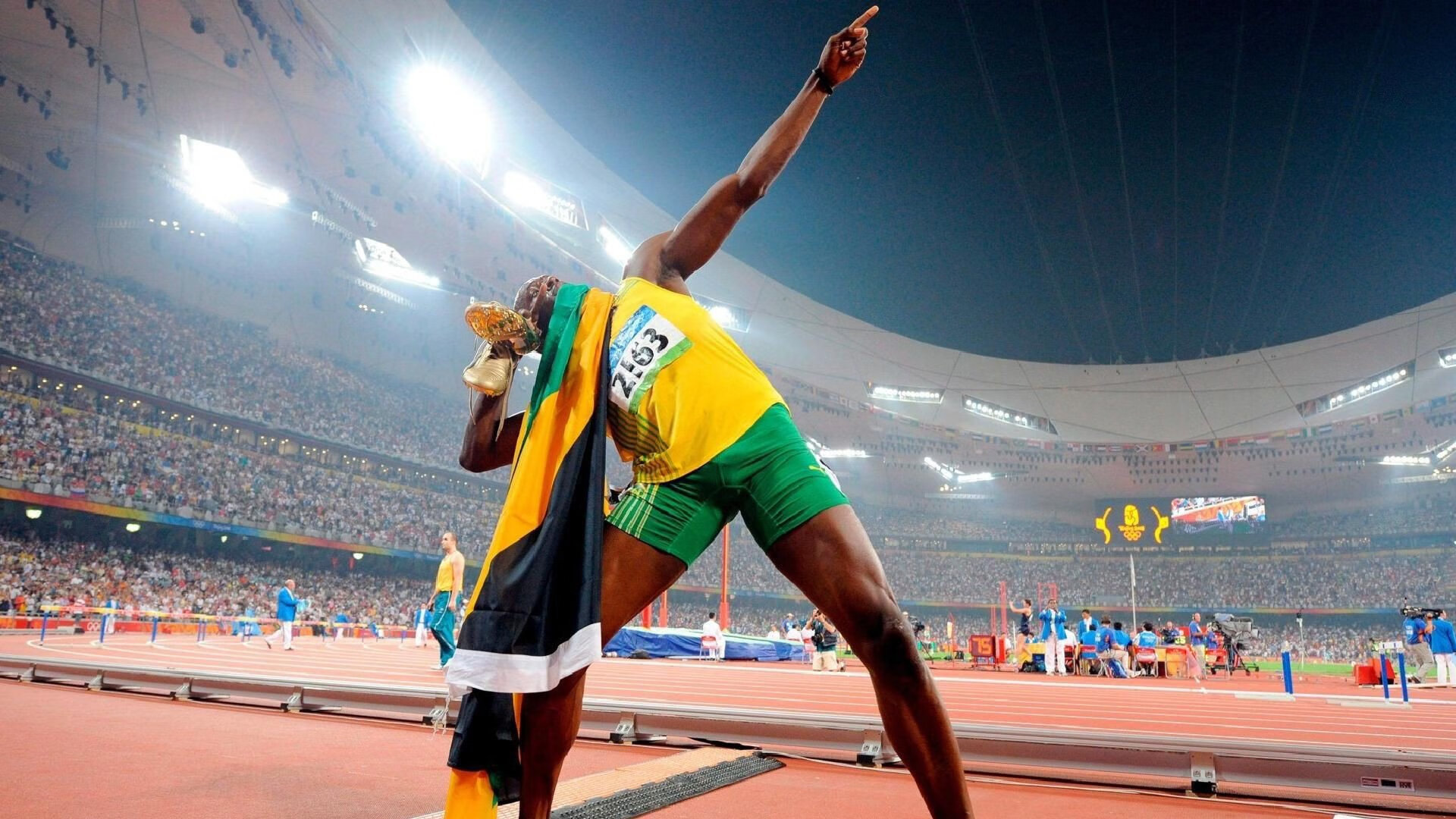 赛道传奇，阿斯顿马丁逆转迈凯伦，汉密尔顿刷新不朽纪录